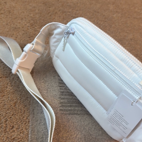 Lululemon - Picture 5 of 17